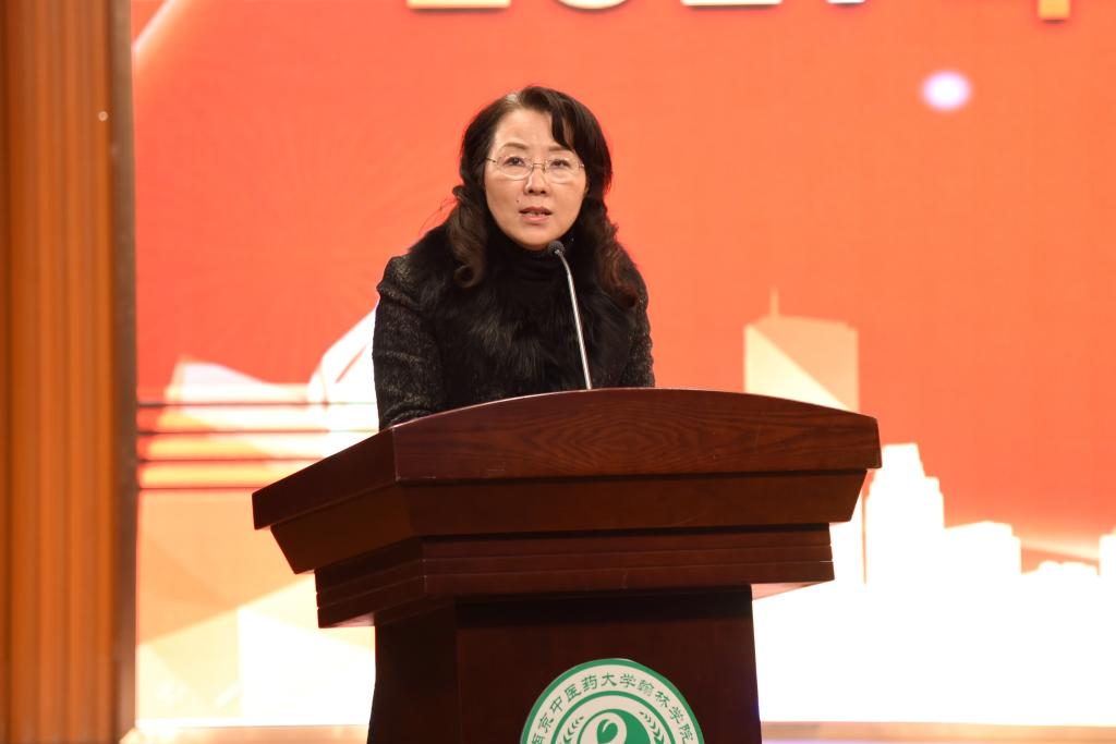 徐桂华在表彰大会上讲话,她向受表彰的先进集体和优秀个人表示祝贺,向